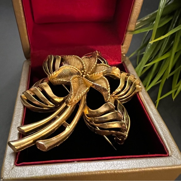 VINTAGE SIGNED USNER GOLD TONE FLOWER BROOCH PIN - Picture 2 of 9